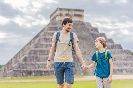 Padre e hijo turistas observando la antigua pirámide y templo del castillo de la arquitectura maya conocido como Chichén Itzá. Estas son las ruinas de esta antigua civilización precolombina y parte de