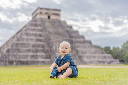 Baby-Reisende, Touristen, die die alte Pyramide und den Tempel des Schlosses der Maya-Architektur namens Chichen Itza beobachten. Dies sind die Ruinen dieser uralten präkolumbianischen Zivilisation und ein Teil von