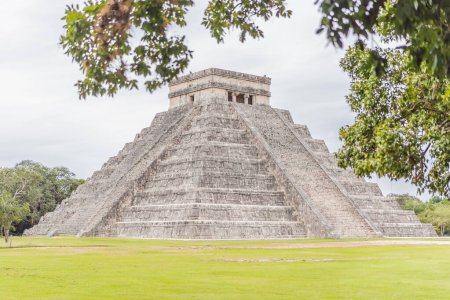 Alte Pyramide und Tempel des Schlosses der Maya-Architektur, bekannt als Chichen Itza. Dies sind die Ruinen dieser uralten präkolumbianischen Zivilisation und Teil der Menschheit.