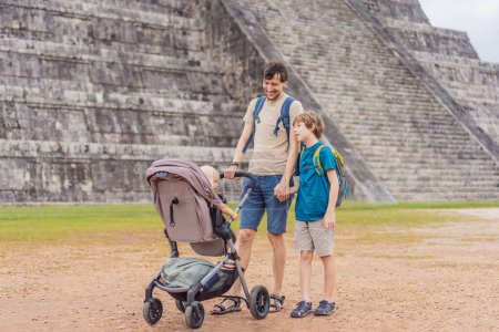 Vater und zwei Söhne beobachten Touristen die alte Pyramide und den Tempel der Maya-Burg Chichen Itza. Dies sind die Ruinen dieser alten präkolumbianischen Zivilisation und Teil