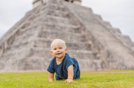 Bébé voyageur, touristes observant la vieille pyramide et le temple du château de l'architecture maya connu sous le nom de Chichen Itza. Ce sont les ruines de cette ancienne civilisation précolombienne et une partie de