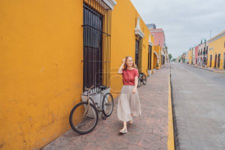 Touristin erkundet die lebhaften Straßen von Valladolid, Mexiko, und taucht ein in die reiche Kultur und farbenfrohe Architektur dieser charmanten Kolonialstadt.