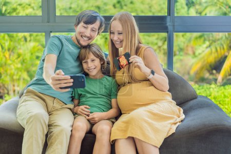 Appel vidéo familial chaleureux comme s'attendre maman, papa et fils partagent l'excitation, affichant des photos d'échographie et se connectant virtuellement pendant le voyage de grossesse.