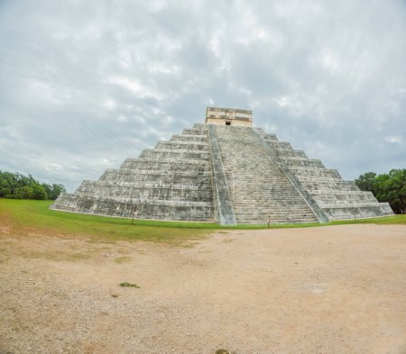Alte Pyramide und Tempel des Schlosses der Maya-Architektur, bekannt als Chichen Itza. Dies sind die Ruinen dieser uralten präkolumbianischen Zivilisation und Teil der Menschheit.
