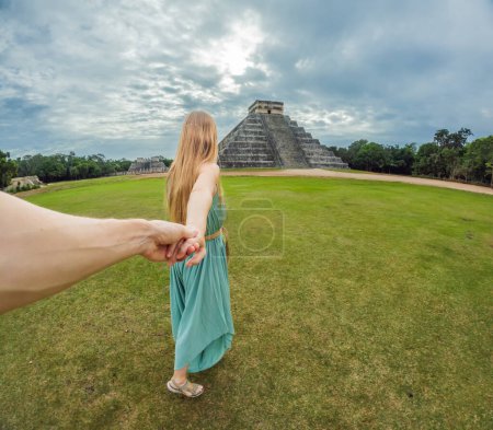 Schöne Touristin beobachtet die alte Pyramide und den Tempel des Schlosses der Maya-Architektur, bekannt als Chichen Itza. Dies sind die Ruinen dieser uralten präkolumbianischen Zivilisation und ein Teil von
