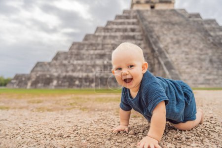 Baby-Reisende, Touristen, die die alte Pyramide und den Tempel des Schlosses der Maya-Architektur namens Chichen Itza beobachten. Dies sind die Ruinen dieser uralten präkolumbianischen Zivilisation und ein Teil von