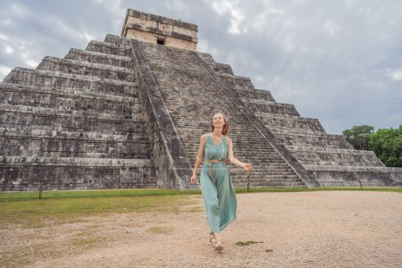 Schöne Touristin beobachtet die alte Pyramide und den Tempel des Schlosses der Maya-Architektur, bekannt als Chichen Itza. Dies sind die Ruinen dieser uralten präkolumbianischen Zivilisation und ein Teil von