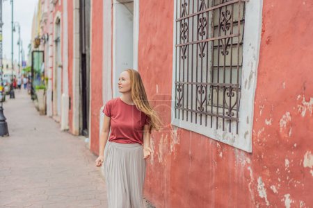 Touristin erkundet die lebhaften Straßen von Valladolid, Mexiko, und taucht ein in die reiche Kultur und farbenfrohe Architektur dieser charmanten Kolonialstadt.