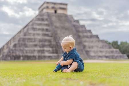 Foto de Bebé viajero, turistas observando la antigua pirámide y templo del castillo de la arquitectura maya conocido como Chichén Itzá. Estas son las ruinas de esta antigua civilización precolombina y parte de - Imagen libre de derechos