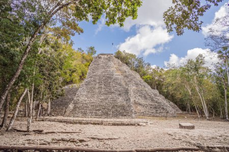 Coba, Mexiko. Antike Maya-Stadt in Mexiko. Coba ist ein archäologisches Gebiet und ein berühmtes Wahrzeichen der Halbinsel Yucatan. Bewölkter Himmel über einer Pyramide in Mexiko.