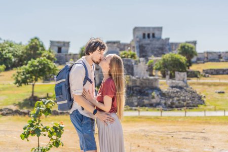 Paar Mann und Frau Touristen genießen den Blick auf die präkolumbianische Maya-Stadt Tulum, Quintana Roo, Mexiko, Nordamerika, Tulum, Mexiko. El Castillo - Burg der Maya-Stadt Tulum Haupttempel.
