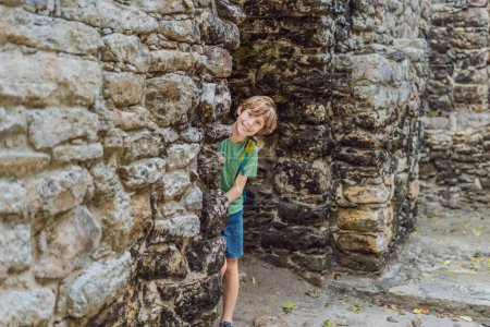 Touriste garçon à Coba, Mexique. Ancienne ville maya au Mexique. Coba est une zone archéologique et un point de repère célèbre de la péninsule du Yucatan. Ciel nuageux sur une pyramide au Mexique.