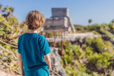 Junge Touristen genießen den Blick auf die präkolumbianische Maya-Stadt Tulum, Quintana Roo, Mexiko, Nordamerika, Tulum, Mexiko. El Castillo - Burg der Maya-Stadt Tulum Haupttempel.