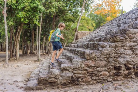 Junge Touristin in Coba, Mexiko. Antike Maya-Stadt in Mexiko. Coba ist ein archäologisches Gebiet und ein berühmtes Wahrzeichen der Halbinsel Yucatan. Bewölkter Himmel über einer Pyramide in Mexiko.