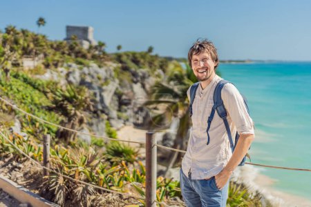 Mann Touristen genießen die Aussicht Prä-kolumbianischen Maya-Stadt Tulum, Quintana Roo, Mexiko, Nordamerika, Tulum, Mexiko. El Castillo - Burg der Maya-Stadt Tulum Haupttempel.