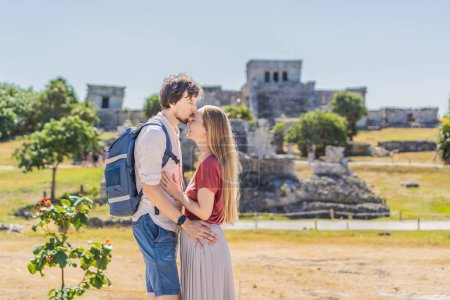 Paar Mann und Frau Touristen genießen den Blick auf die präkolumbianische Maya-Stadt Tulum, Quintana Roo, Mexiko, Nordamerika, Tulum, Mexiko. El Castillo - Burg der Maya-Stadt Tulum Haupttempel.