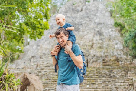 Papá e hijo turistas en Coba, México. Antigua ciudad maya en México. Coba es un área arqueológica y un famoso hito de la península de Yucatán. Cielo nublado sobre una pirámide en México.