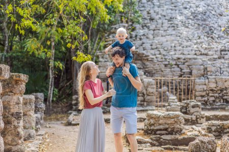 Maman, papa et bébé touristes à Coba, Mexique. Ancienne ville maya au Mexique. Coba est une zone archéologique et un point de repère célèbre de la péninsule du Yucatan. Ciel nuageux sur une pyramide au Mexique.