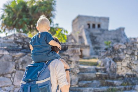Vater und Sohn Touristen genießen den Blick auf die präkolumbianische Maya-Stadt Tulum, Quintana Roo, Mexiko, Nordamerika, Tulum, Mexiko. El Castillo - Burg der Maya-Stadt Tulum Haupttempel.