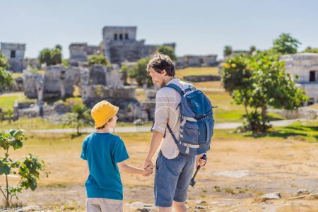 Vater und Sohn Touristen genießen den Blick auf die präkolumbianische Maya-Stadt Tulum, Quintana Roo, Mexiko, Nordamerika, Tulum, Mexiko. El Castillo - Burg der Maya-Stadt Tulum Haupttempel.