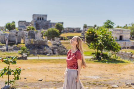 Touristin beim Blick auf die präkolumbianische Maya-Stadt Tulum, Quintana Roo, Mexiko, Nordamerika, Tulum, Mexiko. El Castillo - Burg der Maya-Stadt Tulum Haupttempel.