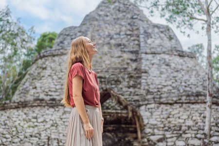 Touriste à Coba, Mexique. Ancienne ville maya au Mexique. Coba est une zone archéologique et un point de repère célèbre de la péninsule du Yucatan. Ciel nuageux sur une pyramide au Mexique.