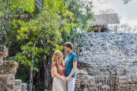 Paar, Mann und Frau Touristen in Coba, Mexiko. Flitterwochen Antike Maya-Stadt in Mexiko. Coba ist ein archäologisches Gebiet und ein berühmtes Wahrzeichen der Halbinsel Yucatan. Bewölkter Himmel über einer Pyramide in Mexiko.