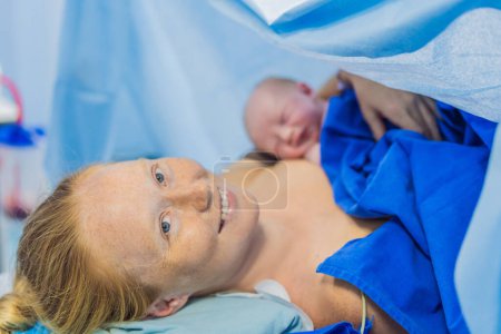Baby auf der Brust der Mutter unmittelbar nach der Geburt im Krankenhaus. Mutter und Neugeborenes teilen einen zärtlichen Moment, der die Verbundenheit und emotionale Verbindung betont. Das medizinische Personal sorgt für eine sichere und fürsorgliche
