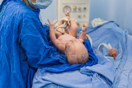 Eine Krankenschwester kümmert sich im Krankenhaus um ein Neugeborenes. Die Krankenschwester sorgt für sanfte und aufmerksame Pflege und sorgt für Komfort und Wohlbefinden der Babys.