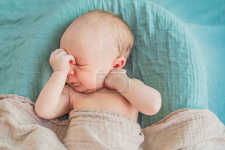 Das Baby schläft friedlich in seinem gemütlichen Nest. Neugeborene Fotosession fängt die heitere Unschuld und Wärme früher Momente ein.