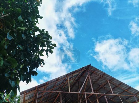 Téléchargez les photos : Le toit inachevé de la maison est visible pendant la journée - en image libre de droit