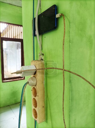 Téléchargez les photos : Borne électrique pour recharger les téléphones cellulaires à l'intérieur - en image libre de droit