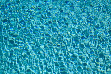 Foto de Agua de la piscina con espacio para copias. Superficie del agua en la piscina. Fondo de agua azul. Textura de agua de mar clara. Fondo marino marino - Imagen libre de derechos