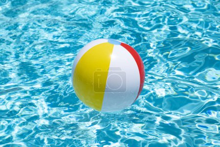 Téléchargez les photos : Piscine d'été. Balle de plage dans la piscine. Publicité vacances d'été. Balle de plage. Balle dans la piscine. Vacances d'été - en image libre de droit