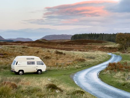 Foto de Campervan vintage blanca estacionada al lado de la carretera en Cairngorms en Escocia, Reino Unido - Imagen libre de derechos