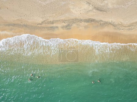 Foto de Olas estrellándose en la playa
. - Imagen libre de derechos