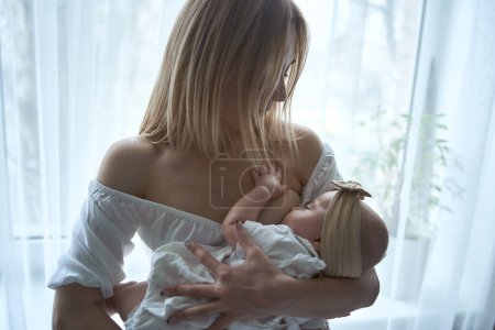 Téléchargez les photos : Mère caucasienne allaiter son enfant - en image libre de droit