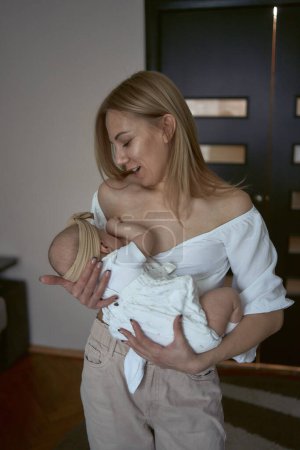 Téléchargez les photos : Mère caucasienne allaiter son enfant - en image libre de droit