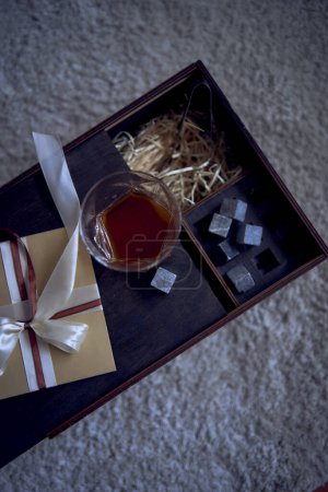 Téléchargez les photos : Un chèque-cadeau sur une boîte à whisky en bois - en image libre de droit
