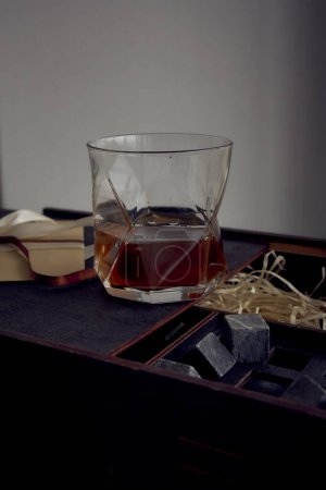 Téléchargez les photos : Un chèque-cadeau sur une boîte à whisky en bois - en image libre de droit