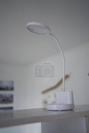        weiße USB-Lampe auf einem weißen Regal                         