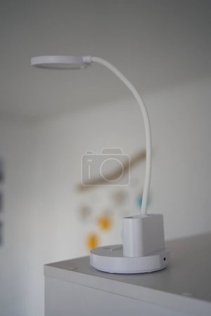       weiße USB-Lampe auf einem weißen Regal                         
