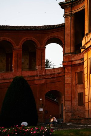              Lukas-Kirche in Bologna in der untergehenden Sonne                  