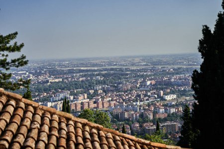                Blick auf Bologna von oben an einem sonnigen Sommertag, im Vordergrund eine Terrakottamauer                           