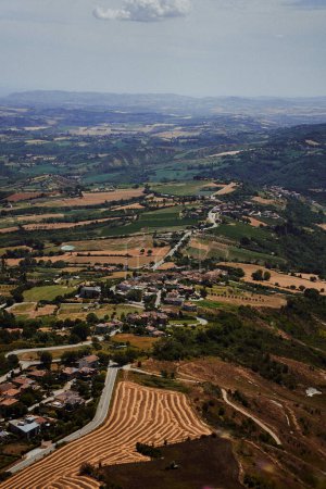                                     spektakuläre Aussicht auf die Täler und Felder von San Marino von oben                                                   