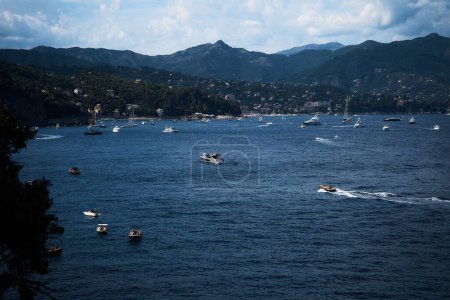      Schöner Tag zum Segeln an der Küste von Portofino                      