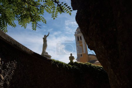                Blick auf die Statue und den Glockenturm der Kirche aus der engen Passage in Portofino             