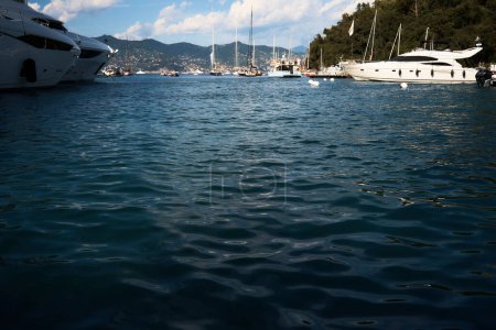 Blick auf den Meeresspiegel der Bucht, Boote von Portofino                  