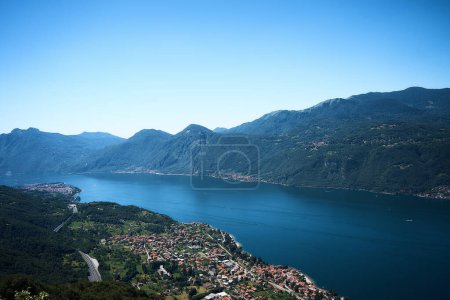                 Comer See mit charmanten Yachten umgeben von Hügeln, Blick von oben      