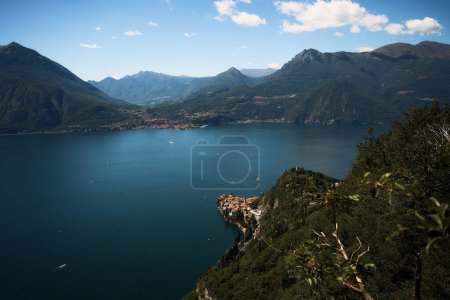                    impresionante vista de la vida en el Lago de Como en un día de verano desde arriba             